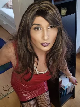 sexy trans in red latex         