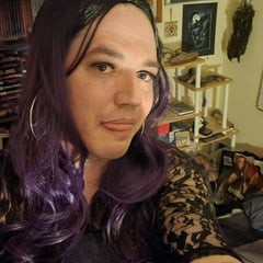 Ljubičasta kosa puši kurac