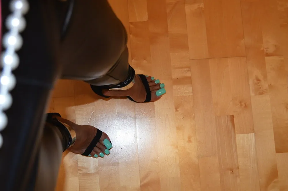 Lofia Tona - Pastel green toenails #6