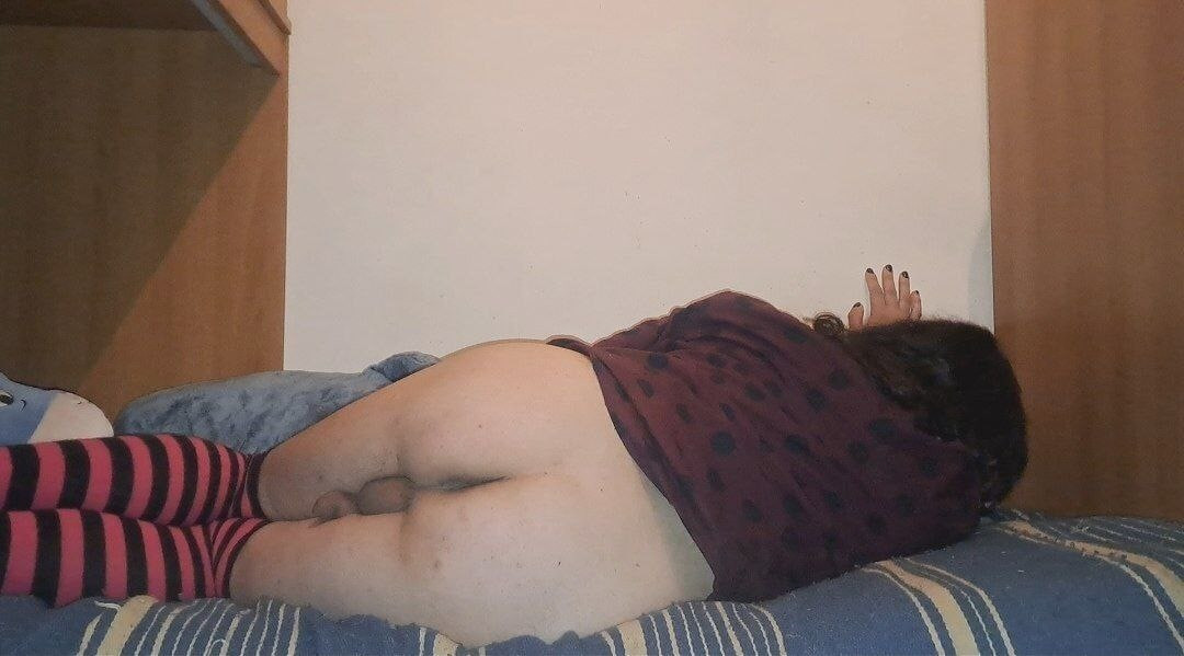 thicc bottom in shirt.