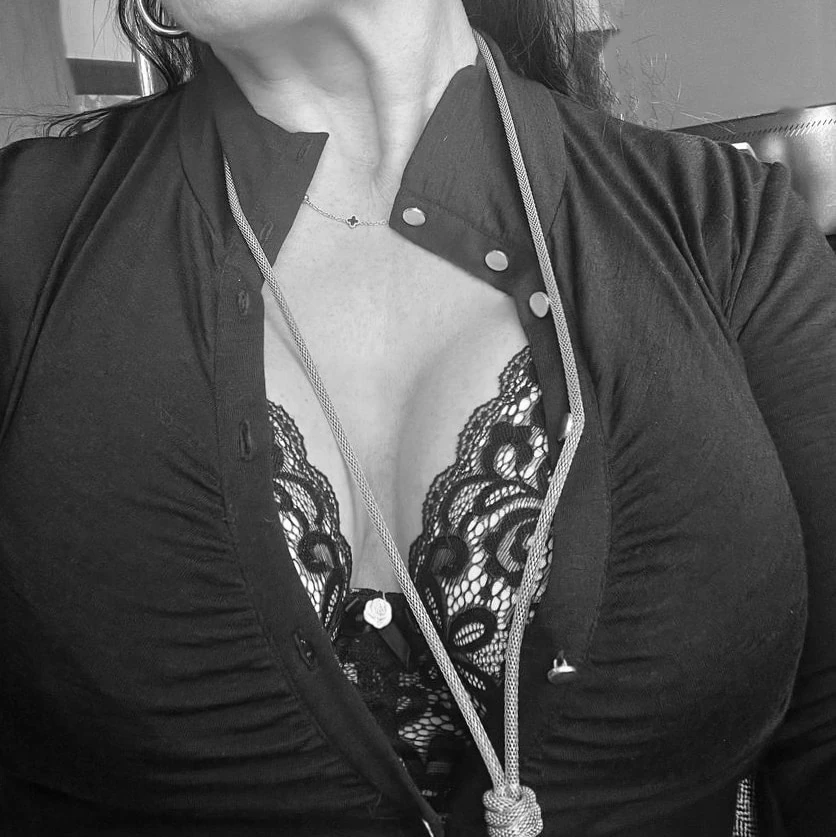 Eva, the curvy MILF with 38E boobs from South Africa - 17 Pics | xHamster