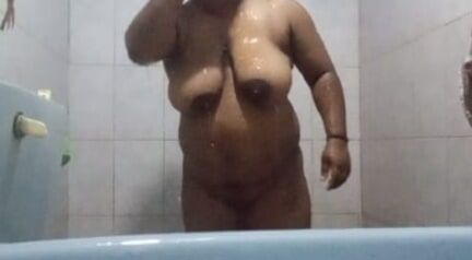 Bañándose desnudo.