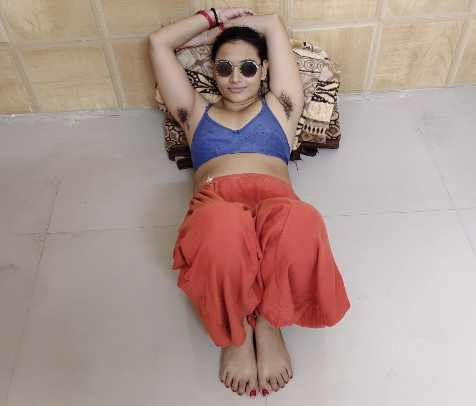 Ladki Ne Apne Chote Bhai Se Bagal ke Baal Utarvaye 