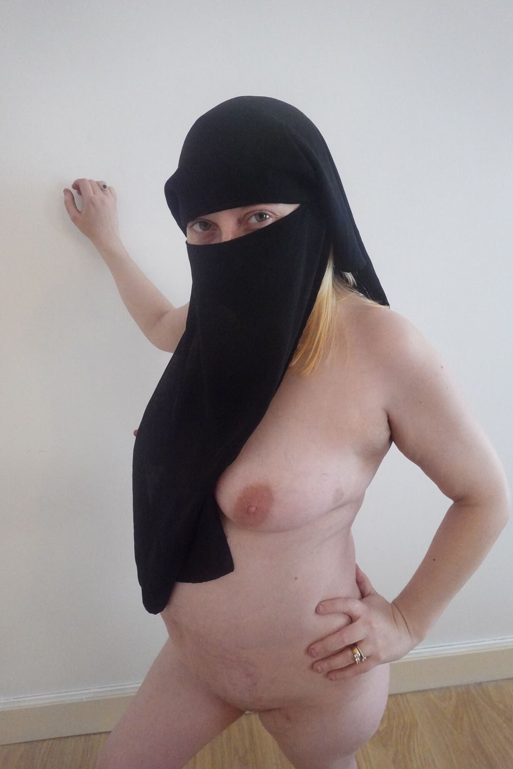 Posing naked in Niqab  #10