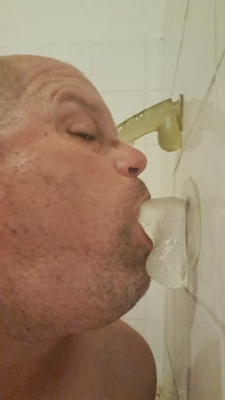 Lutschen am Dildo