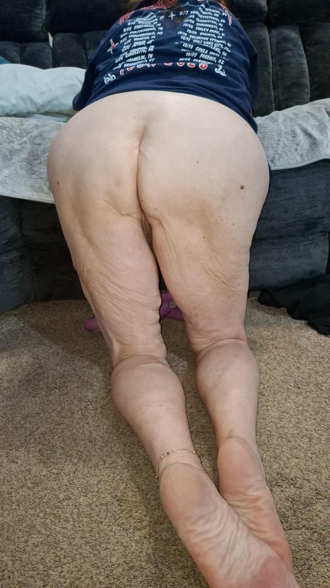 Granny next door shows me her ass and soles #9