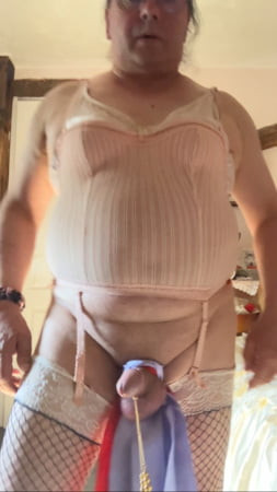 En un traje con una pequeña falda roja y negra