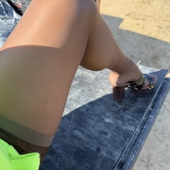 Vani i okolo nedjeljom u čarapama, štiklama i mini skiru