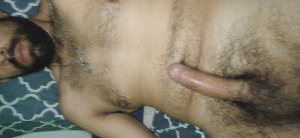 Galandome la verga y a ventando leche rica quien quiere 