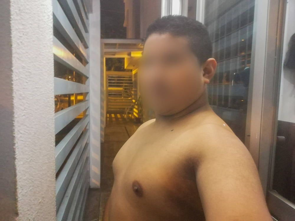 Yop Sin Camiseta en el Pasillo del Trabajo - I #7