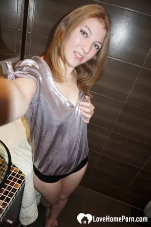 amateur european babe knows how to tease         