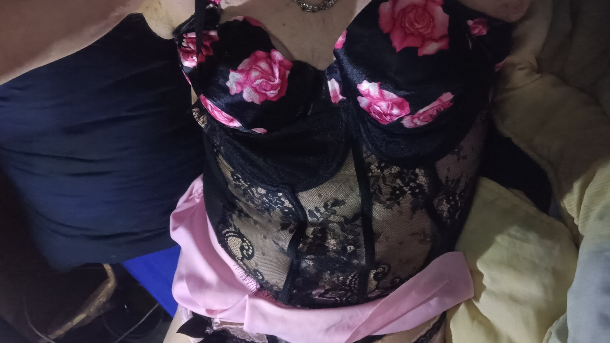 Cewek sange ini lagi asik muasin memeknya pakai celana dalam