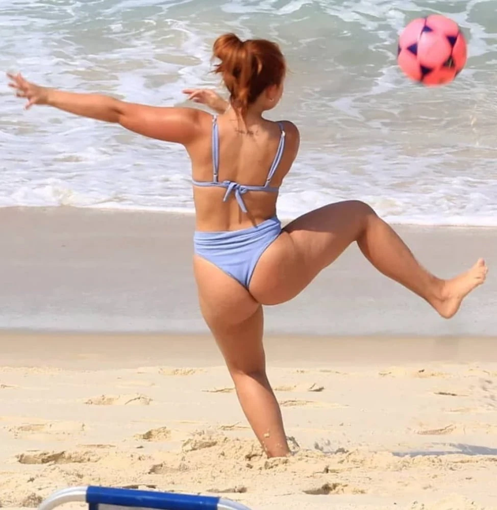 Larissa Manoela mostrando seu cuzão 10
