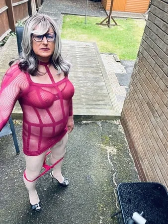 amateur crossdresser kelly cd in pink fishnet dress         