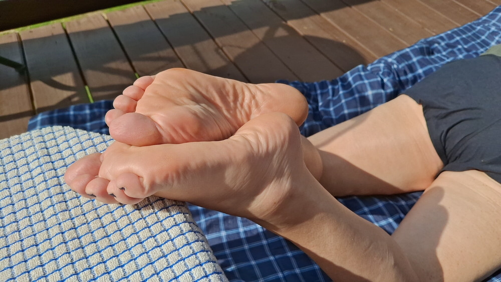 Cute feet in the sun #1 #7