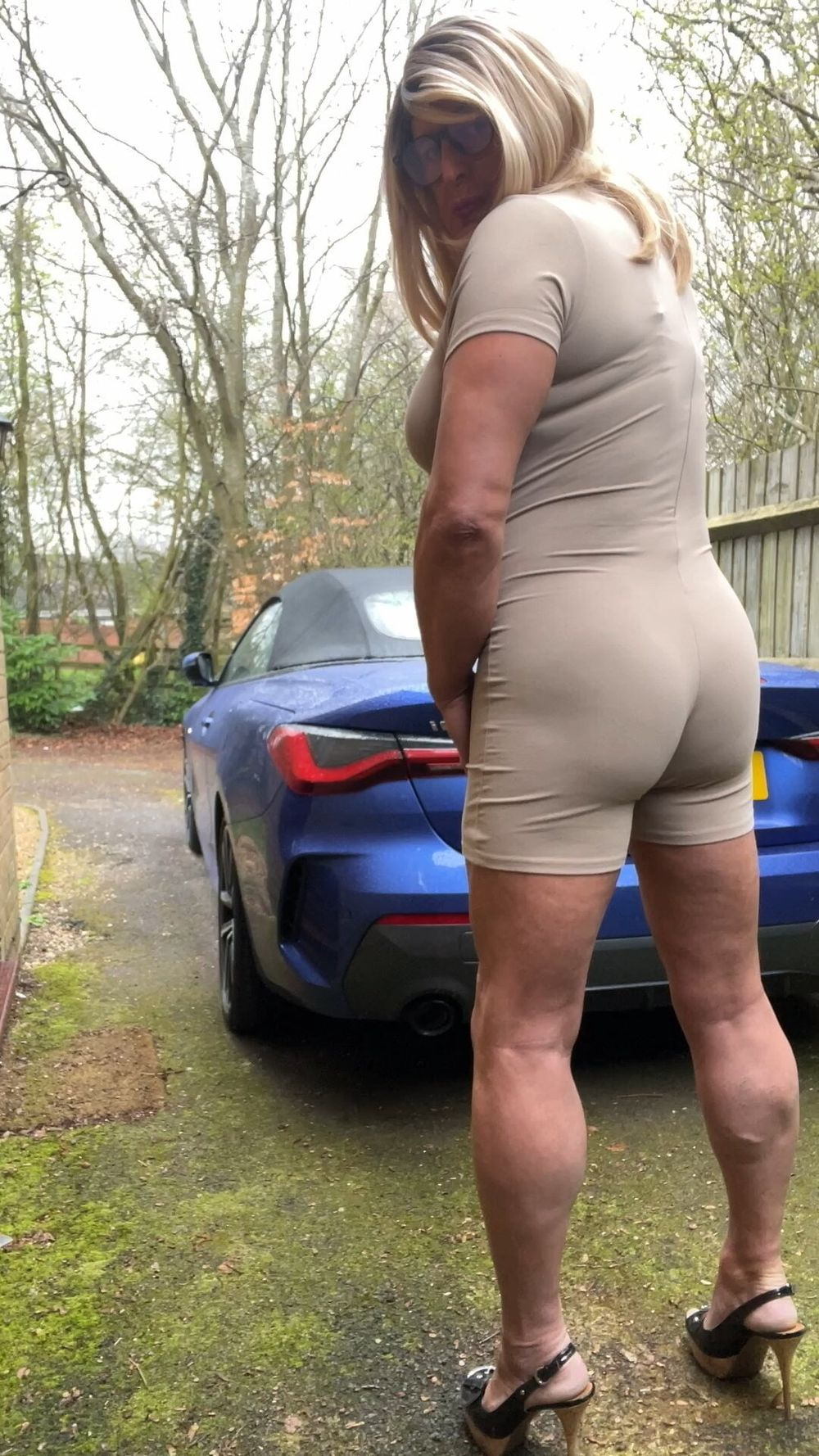 Amateur crossdresser Kellycd2022 sexy milf pissing outdoors #16