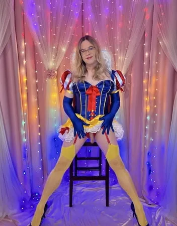 joanie snow white in blonde         