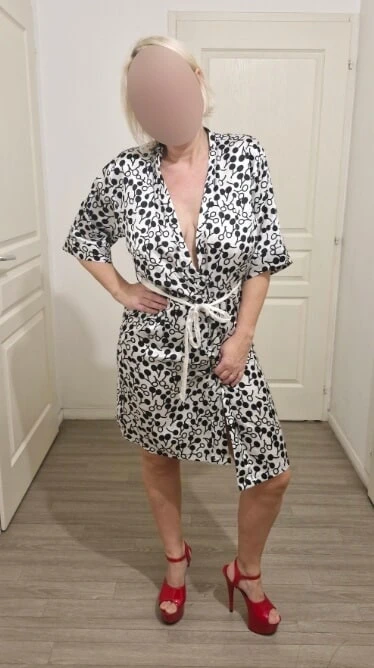 Moi en kimono de satin et talons hauts