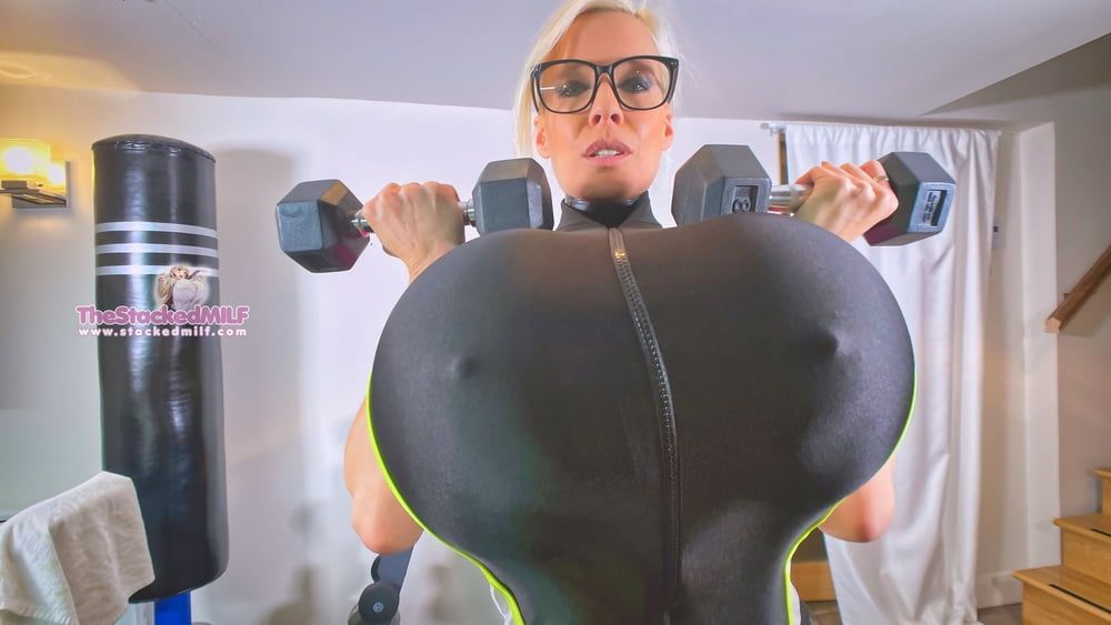 Who doesn't love huge boobs in a nice workout kit 🏋️‍♂️ #4