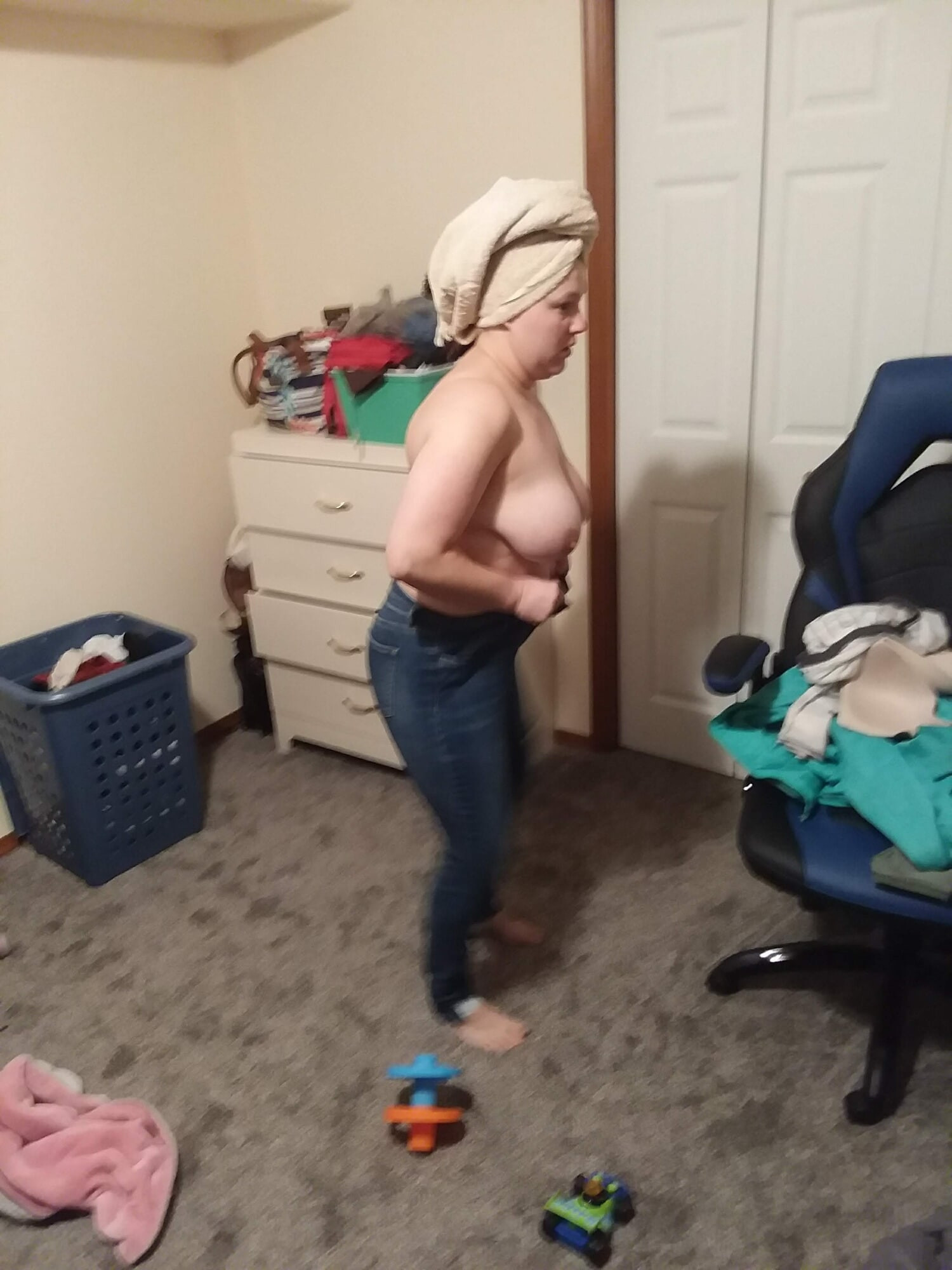 Dezahrae dilley Kalispell MT getting dressed