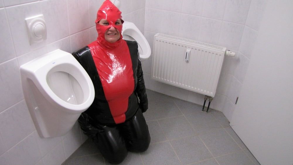 Anna as a toilet in latex ... #9