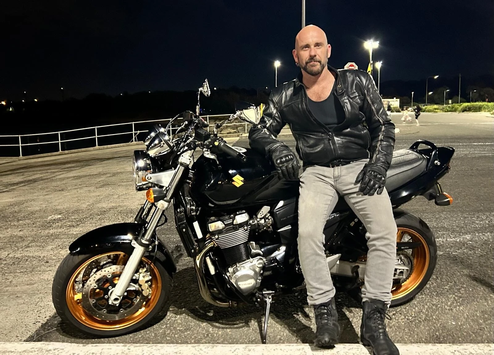 Bruce a jeho klasická Suzuki GSX1400 