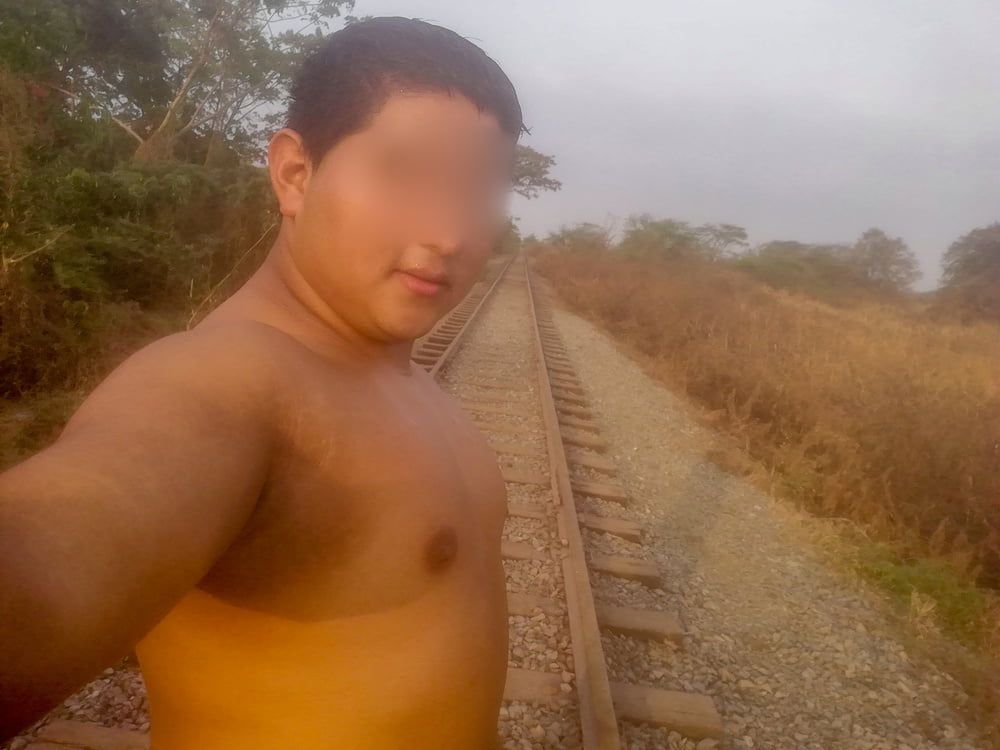 Mis Pezones Exhibidos en las Vias del Tren-Yop Sin Camiseta  #20