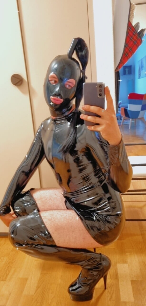 Mia sissy latex whore