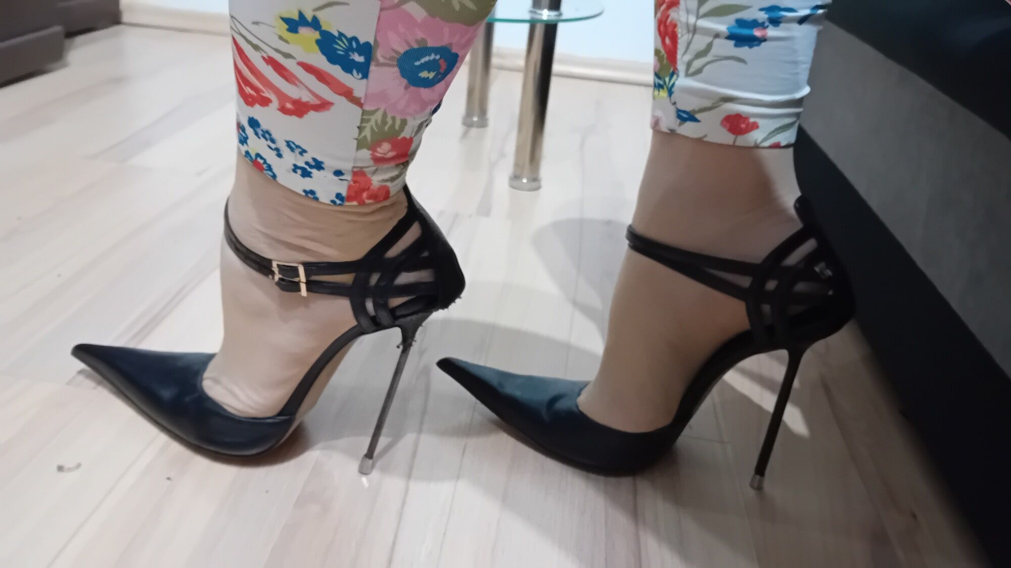 Crossdresser em sexy charlote luxury apontou dedo alto salto