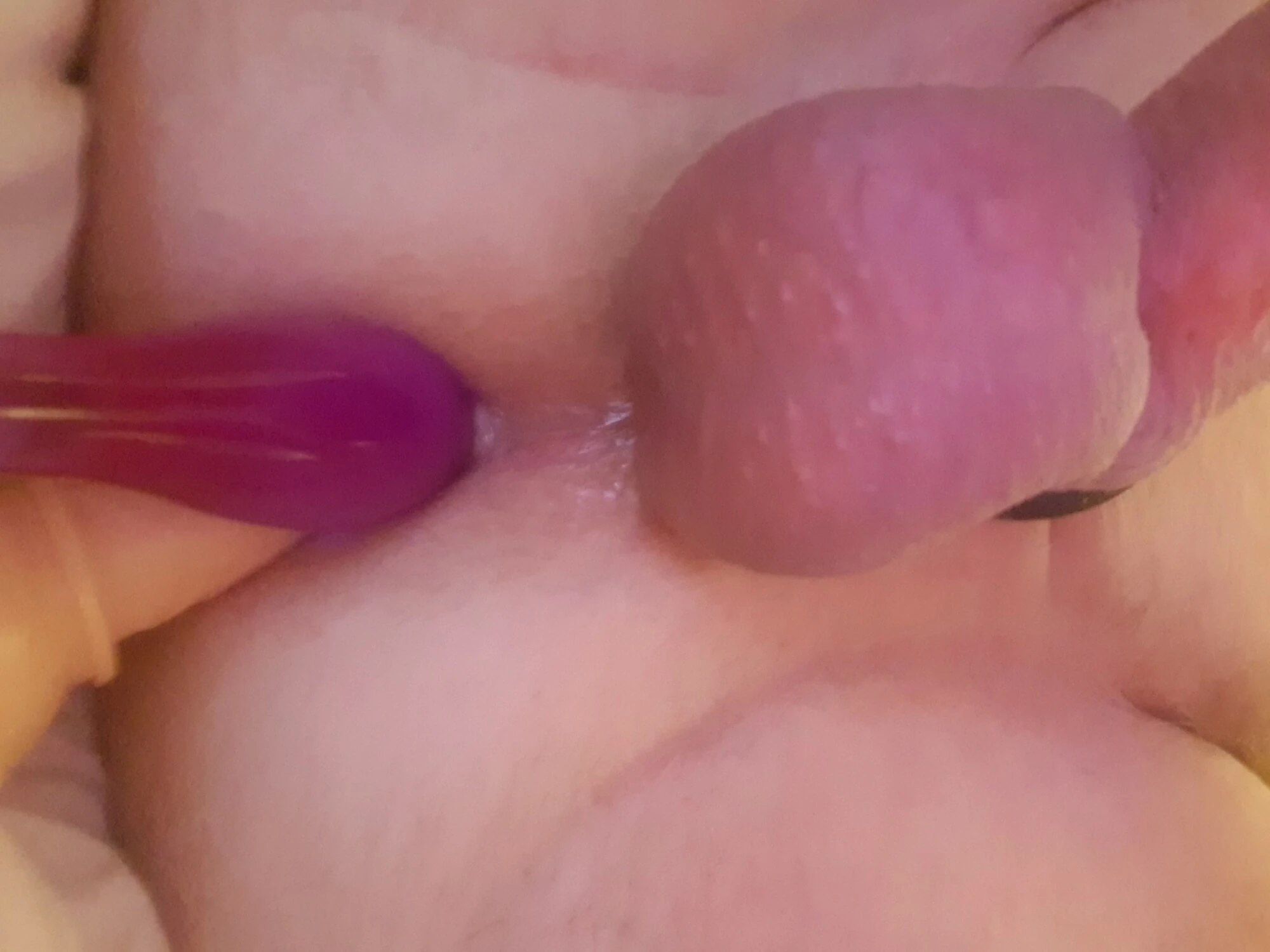 我的老公用2根假阳具抽插他的鸡巴